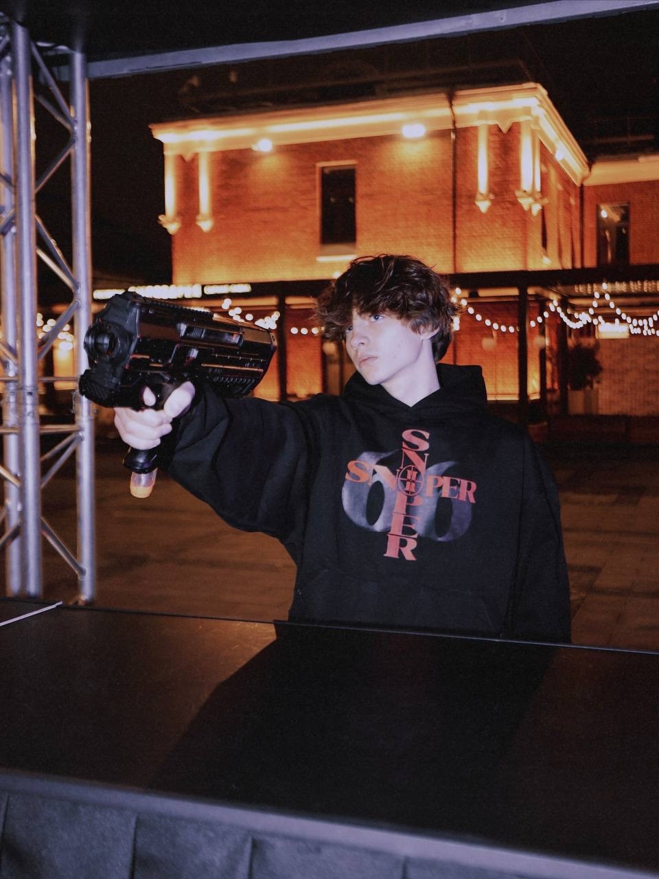 LOV66 × SNIPER — кадр со съёмки, вечер