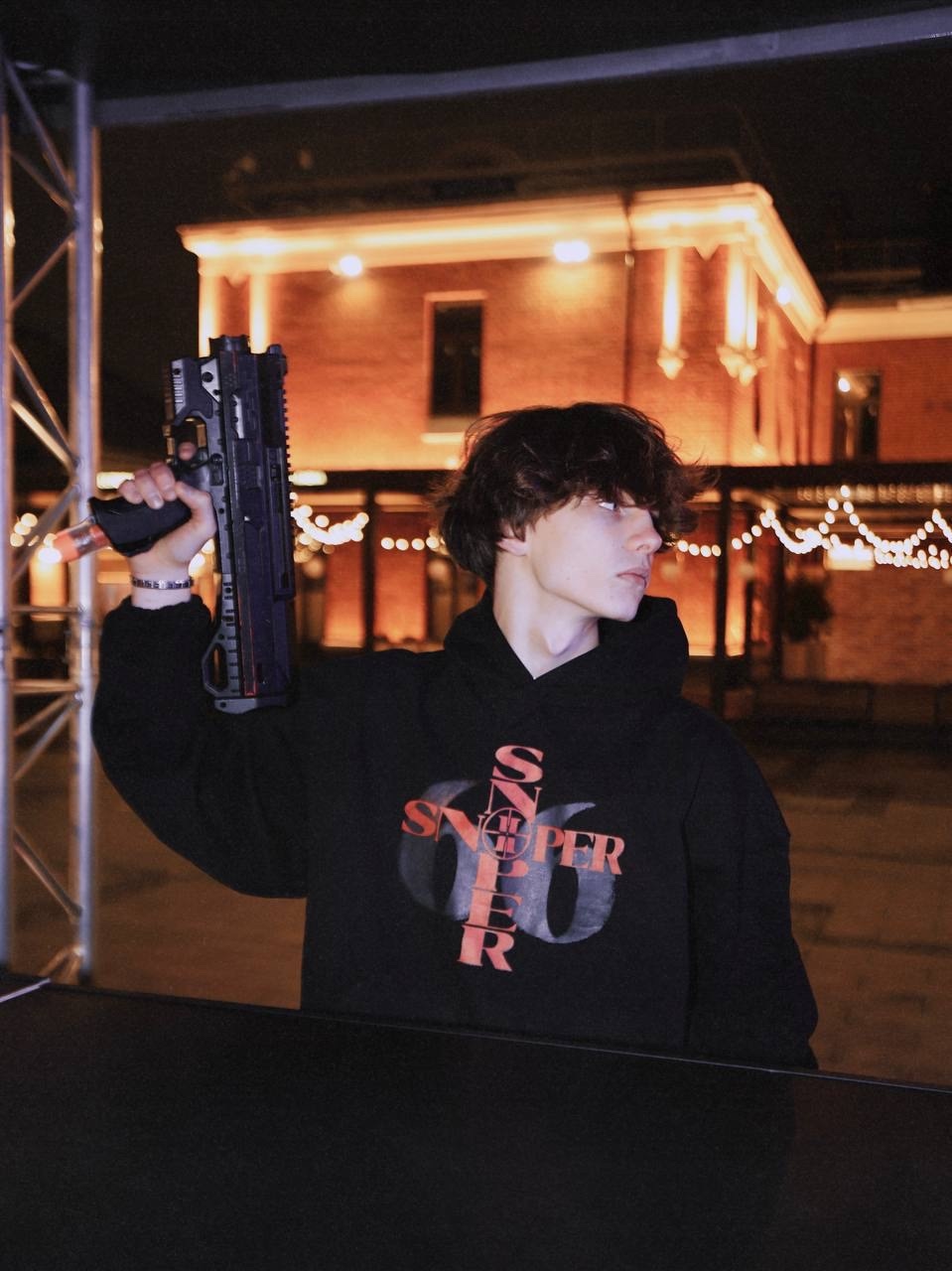 LOV66 × SNIPER — кадр со съёмки, вечер
